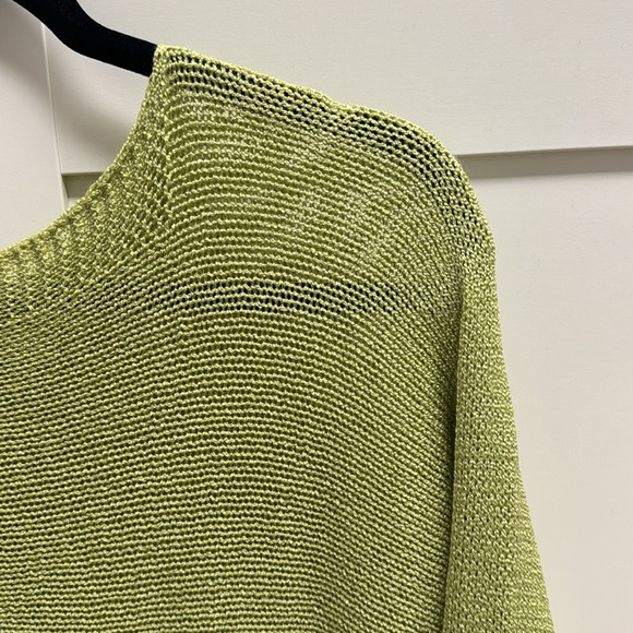 Light green top Medium -large size - Picture 2 of 3